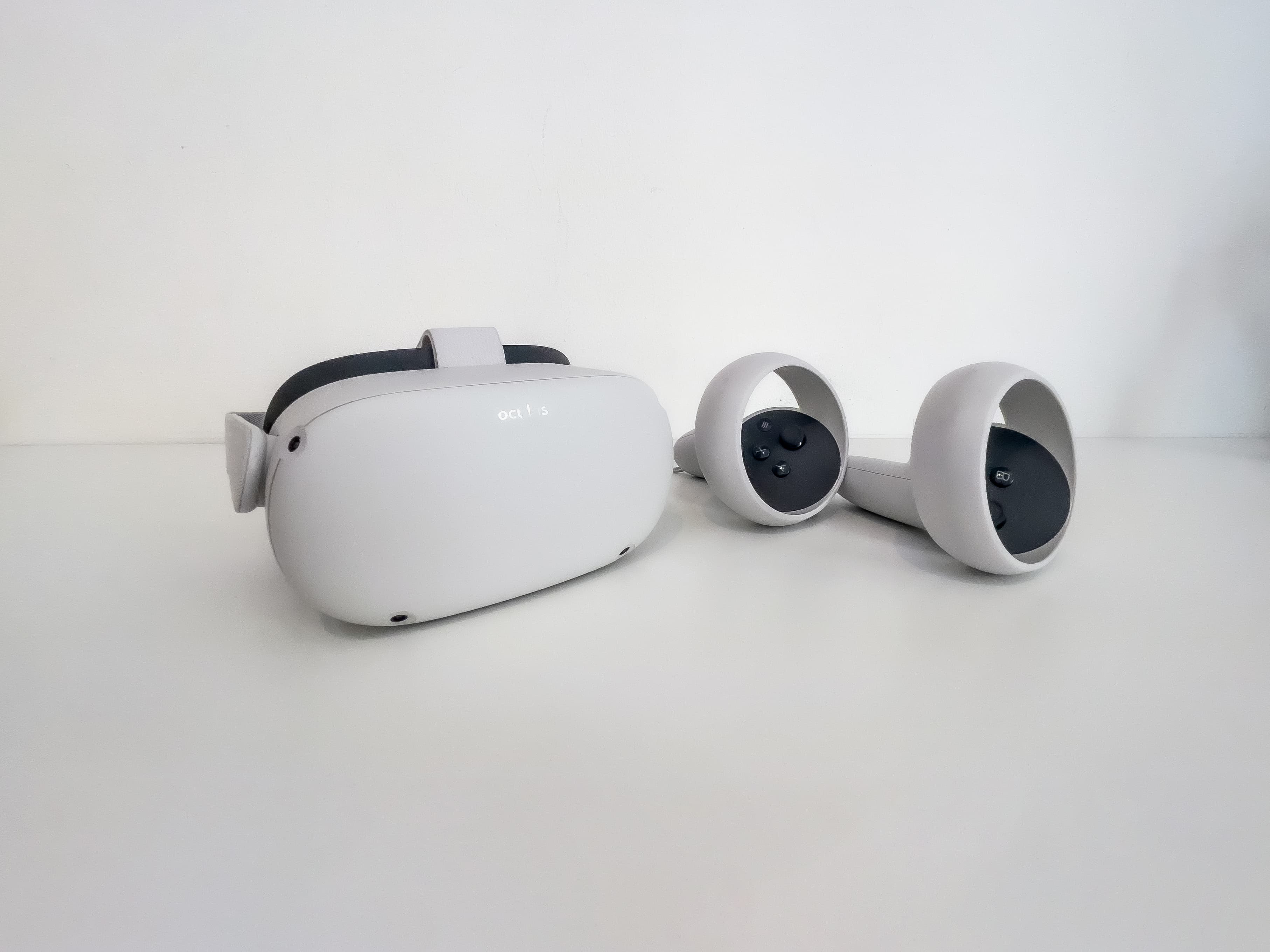 Fotografía de referencia de Meta Quest 2 con sus controles; no corresponde al inventario de RENTATECH